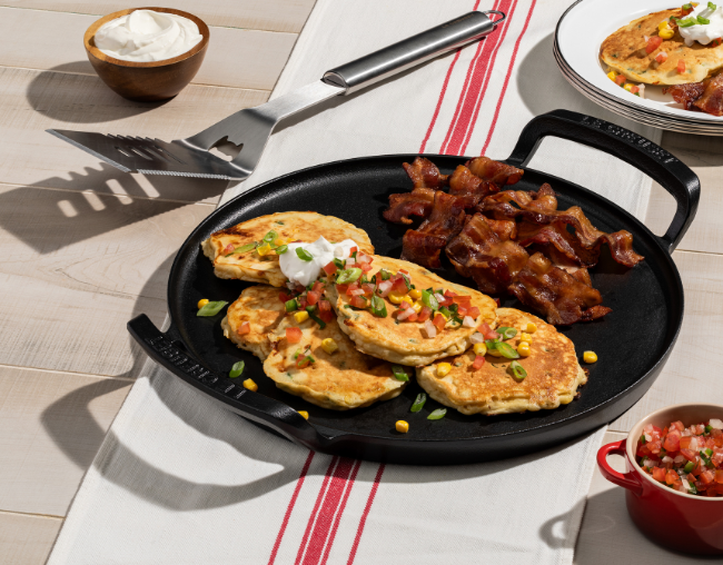 Hotcakes Salados de Elote con Jalapeños, Cheddar y Tocino